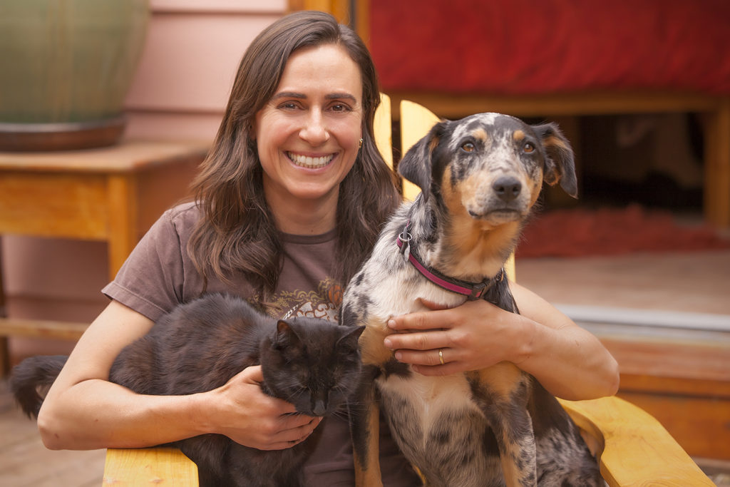 EM CASA: Steph em sua casa em Moab, com os amados "Mao", o gato, e "Cajun", a blue heeler (FOTO: Chris Noble)
