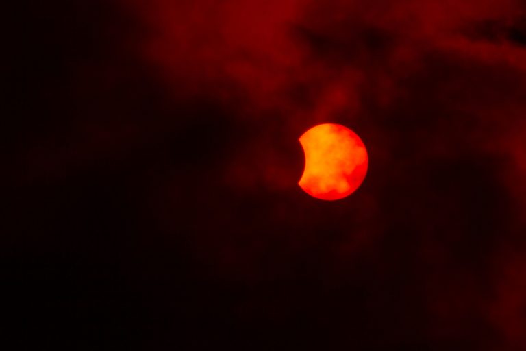 Eclipse solar total saiba onde e quando poderá ser visto o fenômeno