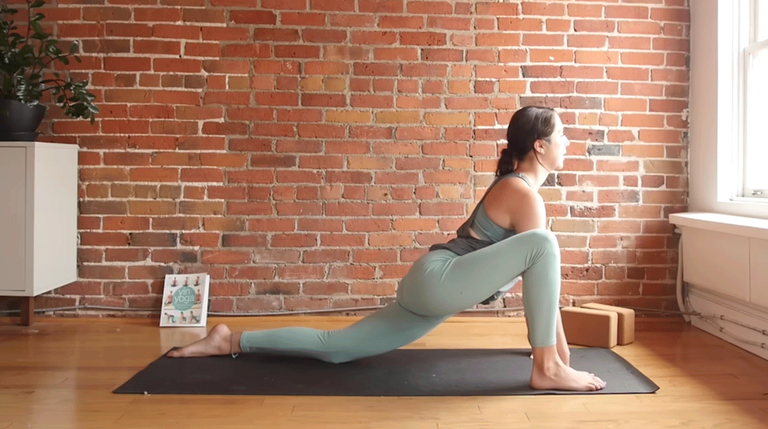 ioga em casa. mulher faz ioga em pé em uma perna. modo de vida