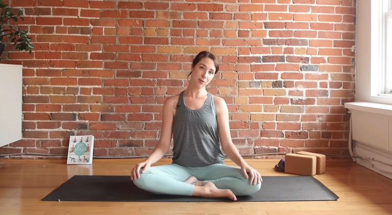 Uma prática de yoga matinal de 10 minutos para um alongamento de corpo  inteiro - Go Outside