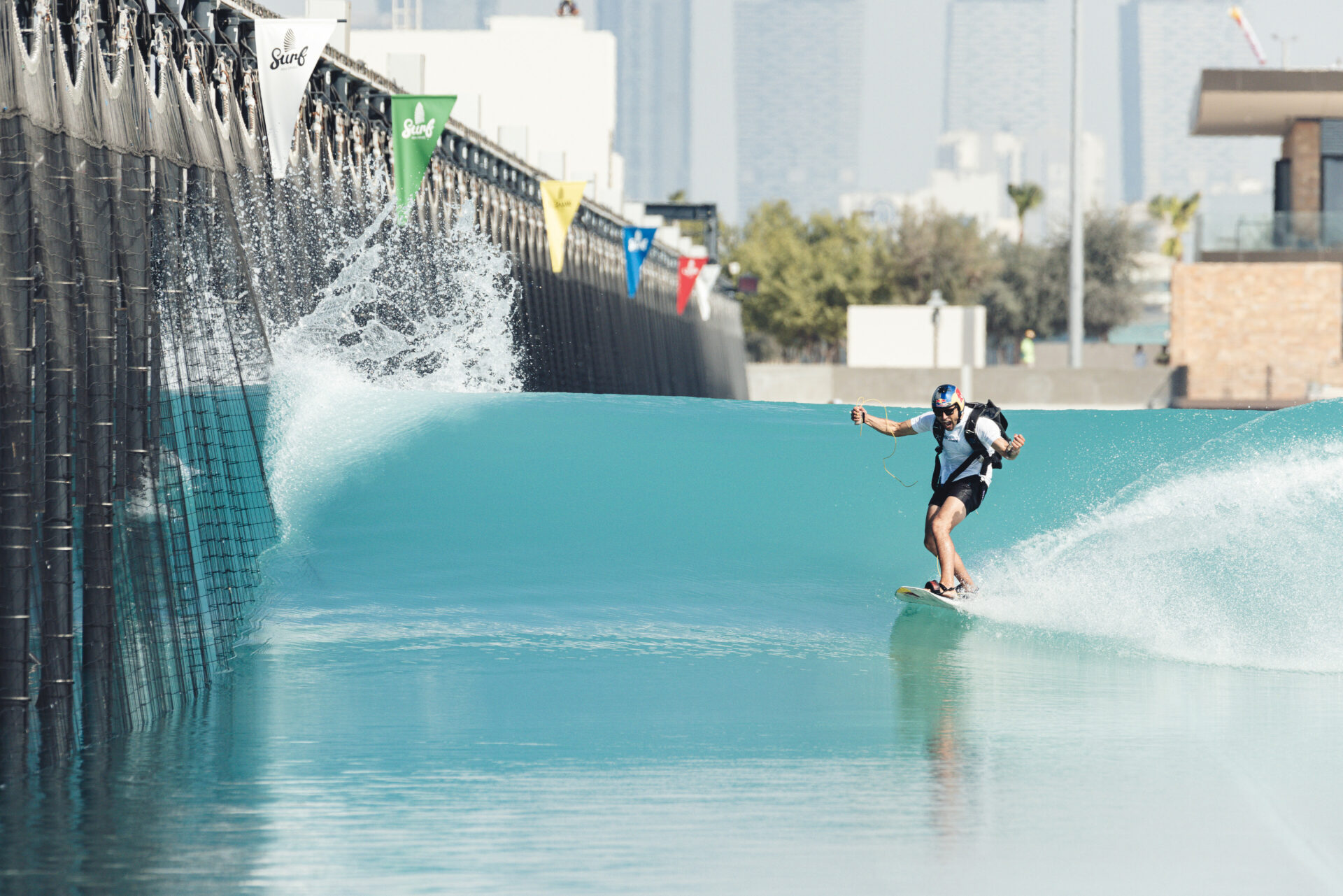 Do Base Jump Ao Surf Sebasti N Lvarez S N O Faz Chover Em Abu Dhabi