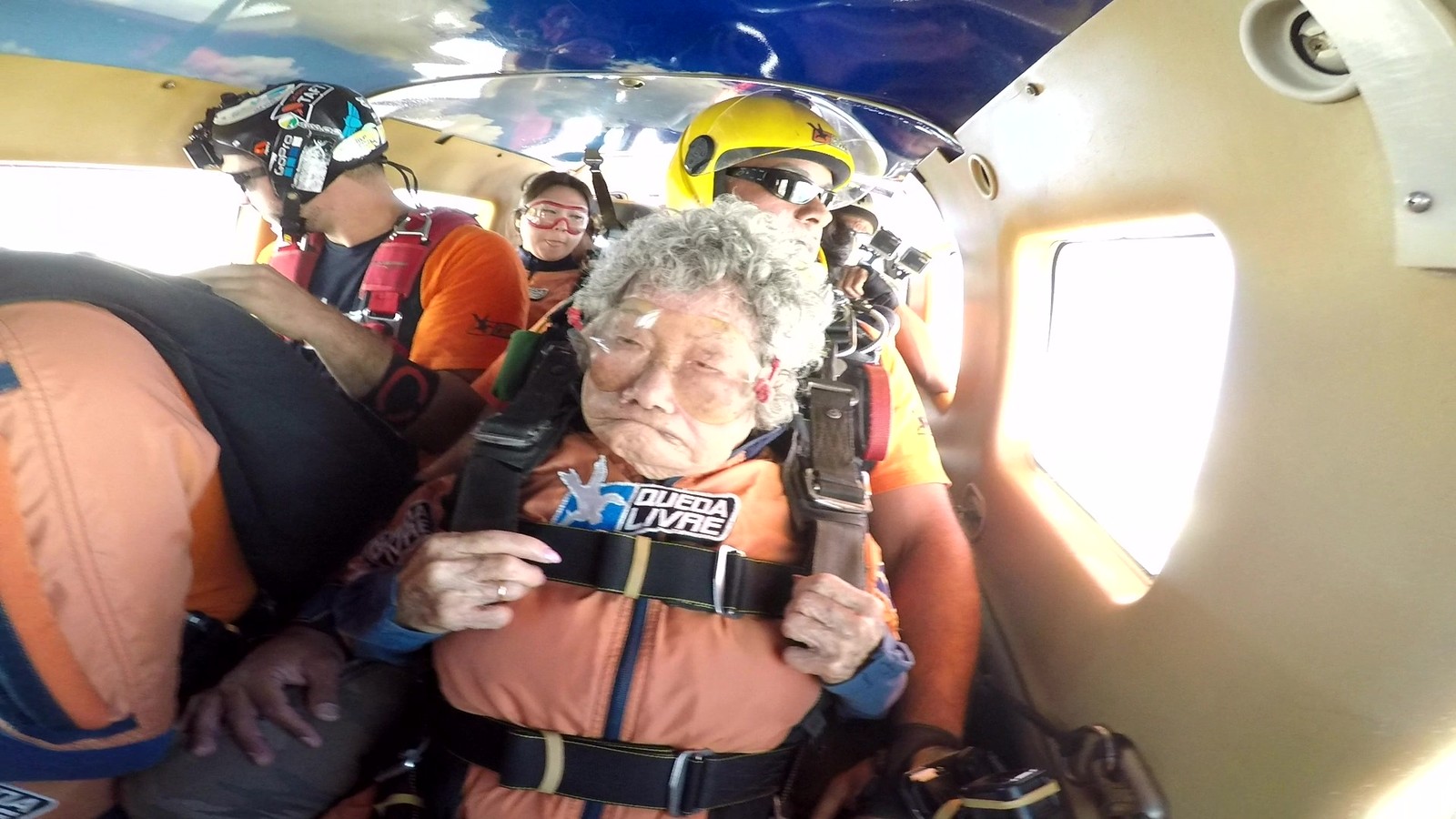 Mulher de 102 anos é pessoa mais velha a saltar de paraquedas