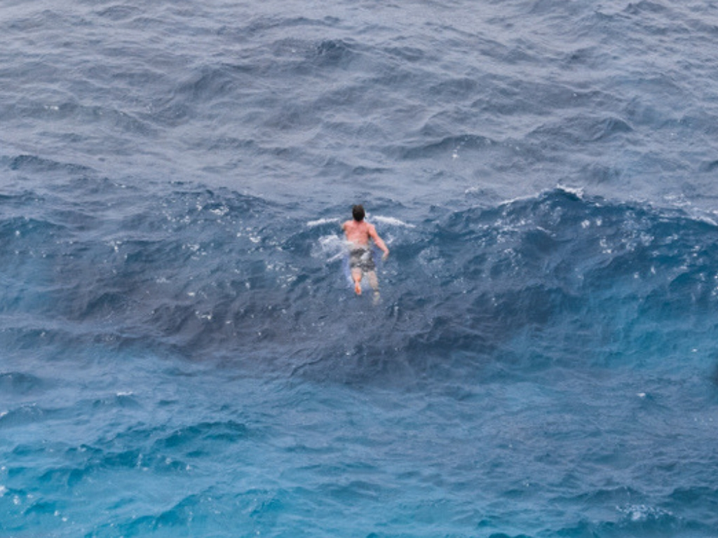 DESTINOS À DERIVA! Grávida, sozinha e perdida no mar, uma mulher que e