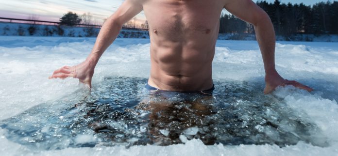 Banheira de gelo ou água quente: qual é melhor para a recuperação?
