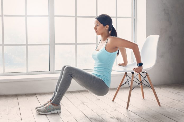 Exercícios com cadeira para o corpo todo