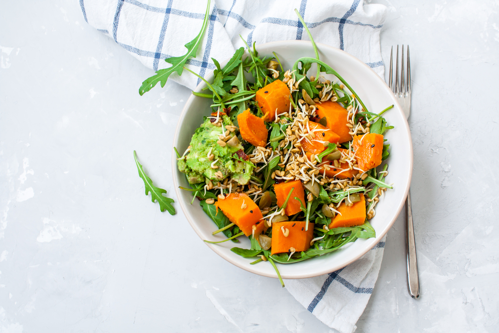 Mistura de salada saudável e dietética com molho de frutas