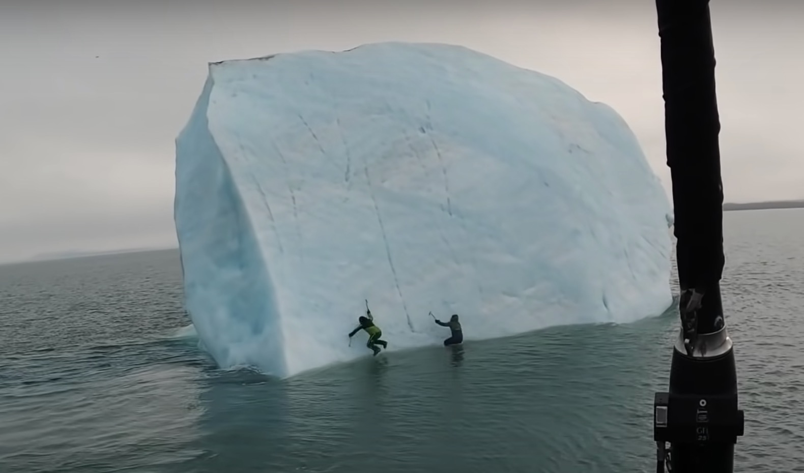 Iceberg vira repentinamente e quase esmaga exploradores no Polo Norte
