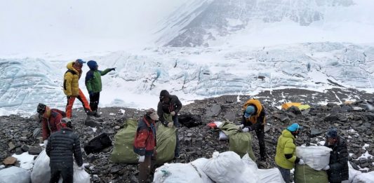 Quantas pessoas morreram no Everest 2022?