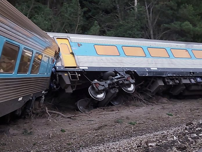 Trem que descarrilhou e matou 2 na Austrália ano passado estava a mais de 8 vezes o limite de velocidade