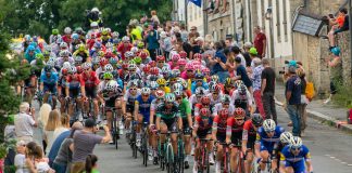 Ide Schelling lidera pelotão após largada do Tour de France 2021
