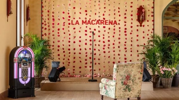 Hey Macarena: dupla espanhola recebem hóspedes em Airbnb