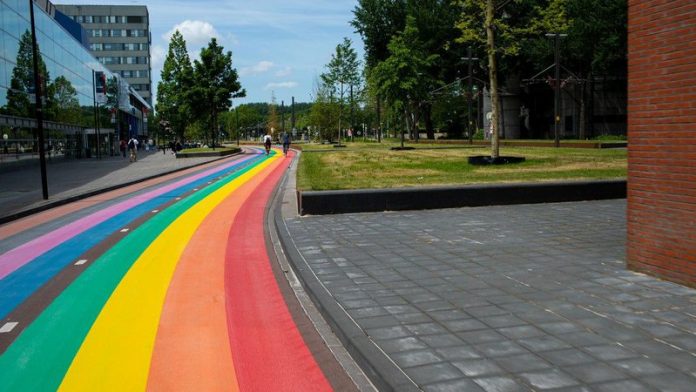 Holanda inaugura maior ciclovia com cores do arco-íris