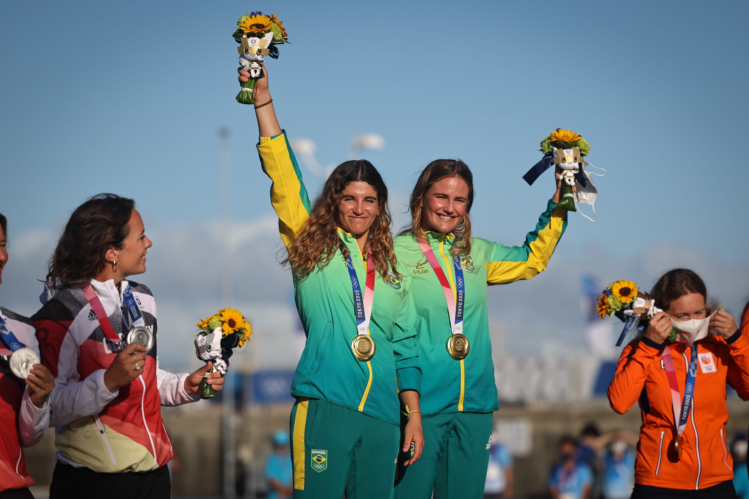 Dupla de ouro! Na Vela, Martine e Kahena são bicampeãs olímpicas na 49er FX  - Go Outside