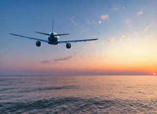 Avião sobrevoando a água: existe risco?