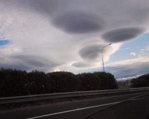 Nuvens lenticulares em formato de OVNI se formaram na Cidade do Cabo
