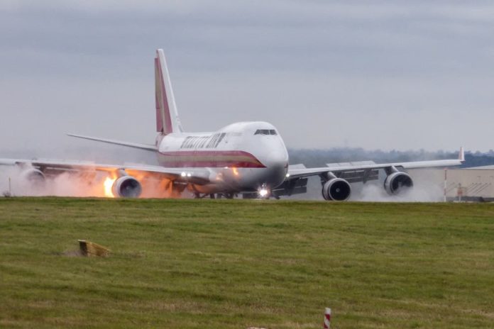 Avião de carga pega fogo ao pousar