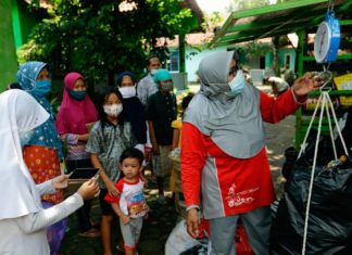 Bibliotecária da Indonésia incentiva leitura trocando lixo por livros