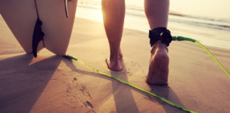 Começando a surfar: como escolher o leash de prancha ideal | Guia Hardcore