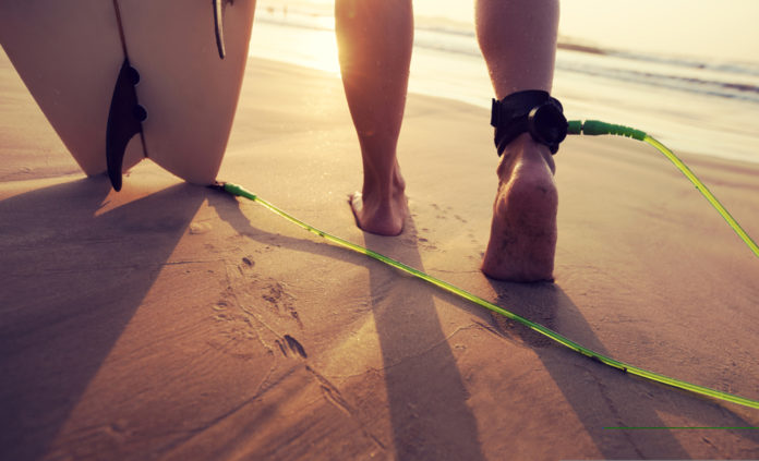 Começando a surfar: como escolher o leash de prancha ideal | Guia Hardcore