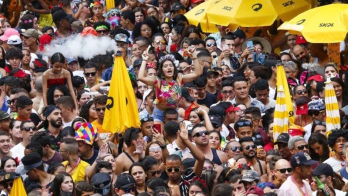 Carnaval de rua é cancelado no Recife e mais 10 capitais; SP deve decidir hoje