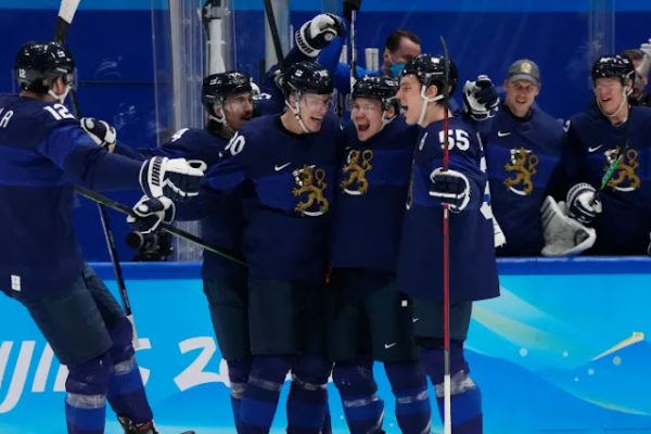 Finlândia conquista ouro inédito no hóquei no gelo masculino