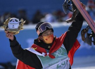 Yiming Su leva o ouro no snowboard big air