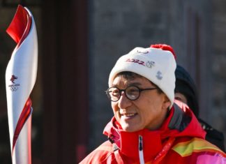 Jackie Chan carrega tocha olímpica dos Jogos Olímpicos de Inverno na Muralha da China