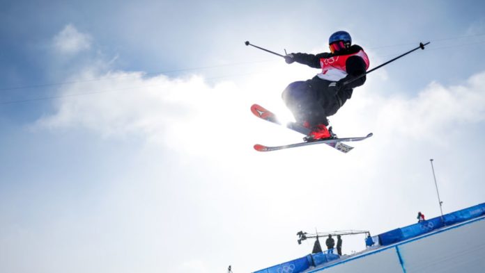 Nico Porteous recebe medalha de ouro no esqui estilo livre halfpipe