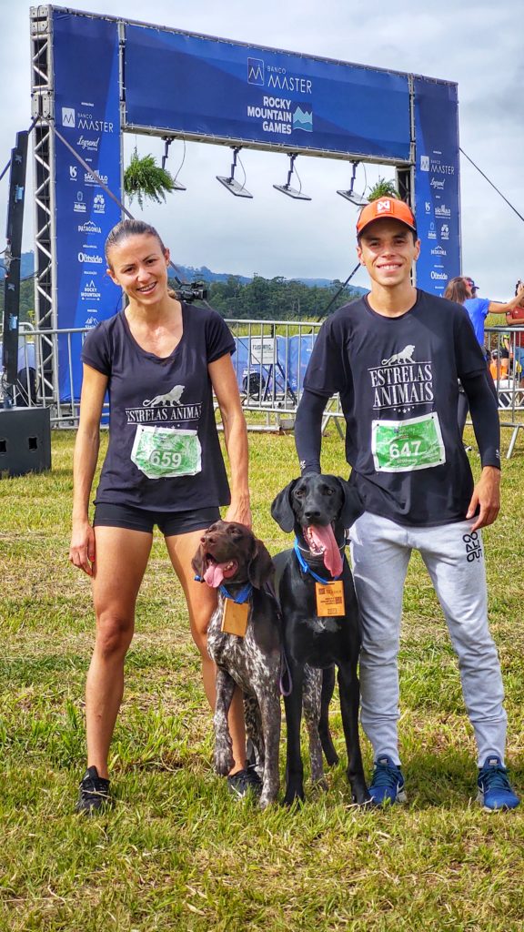Matheus e July acompanhados de seus cães Schubert e Emma, os campeões da prova de canicross no Banco master Rocky Mountain Games 2022