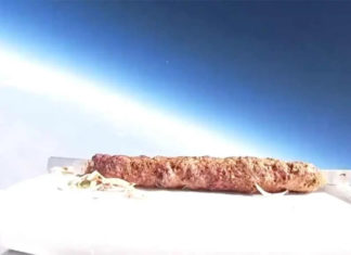 Chef turco tenta mandar o primeiro kebab para o espaço; veja o que acontece