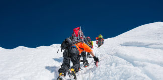 Permissões para escalar o Everest despencam em 2022 após alta histórica - Go Outside