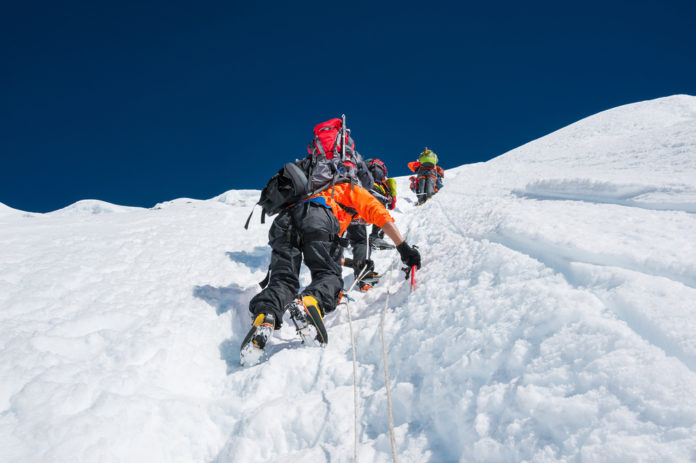 Permissões para escalar o Everest despencam em 2022 após alta histórica - Go Outside