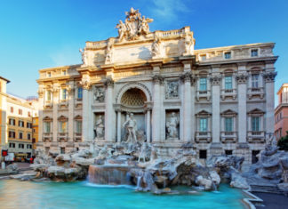 Turista é multado em R$ 2,5 mil por se banhar na Fontana di Trevi