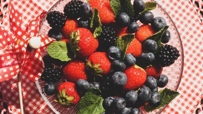 Como as frutas vermelhas podem beneficiar sua saúde
