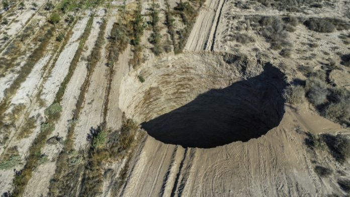 Chile investiga surgimento de cratera enorme perto de mina no Atacama