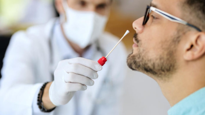 closeup-man-having-pcr-test-medical-clinic-768x432 Dados sugerem que variante achada no Amazonas tem transmissão veloz