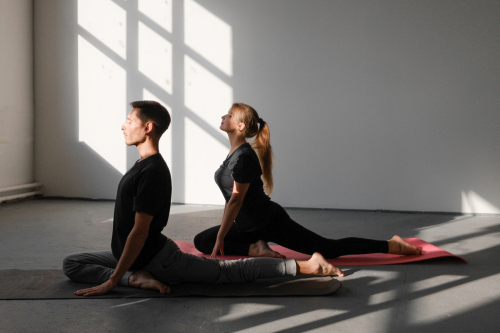 8 posturas de yoga para complementar treinos HIIT - Go Outside