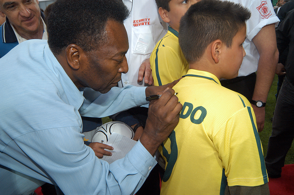 Morre o maior atleta de todos os tempos, Rei Pelé nos deixa aos 82