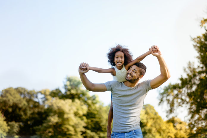Father,Carrying,Daughter,On,Back,Outdoors prevenção de doenças