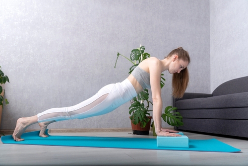 Uma prática de yoga em casa para iniciante - Go Outside