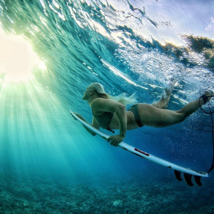 Surfista Tatiana Weston-Webb indica lugares incríveis pelo mundo para conhecer