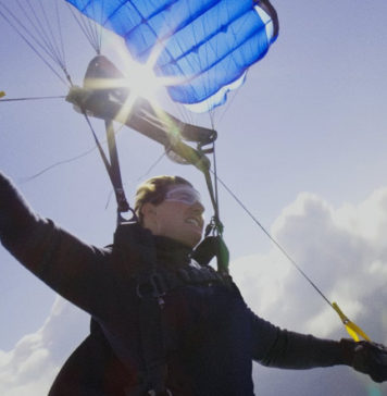 Tom Cruise mostra bastidores de salto de speedflying para novo filme