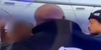 Vídeo: Passageiro ataca homem com garrafa de vidro durante voo