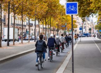 Após 10 anos investindo em ciclovias, Paris 'sofre' com congestionamento de bikes