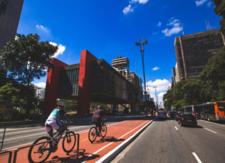 Ciclistas nas ciclovias da Avenida Paulista, em São Paulo (SP)